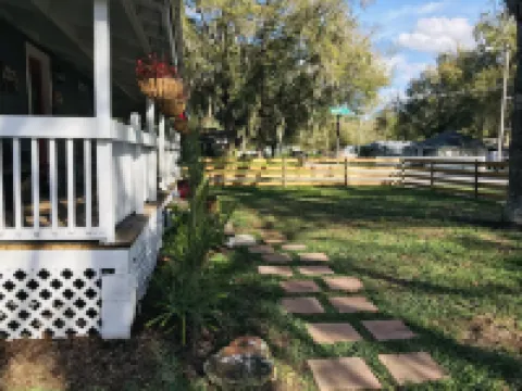Cozy & Quaint! the Little Cottage for Big Hearts. A Peaceful Getaway in Florida!
