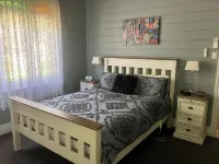 Historic Cottage 4 Riverside Dve. Pet friendly, flat fenced yard on the River. Hotels in Warburton