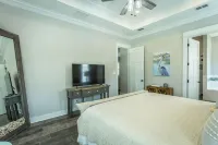 Peaceful Coastal Retreat! Pool and Beach, Book Now and Bring Your Boat!