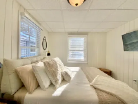 Scenic, Serene Lakefront Cabin — Wood Stove