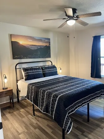 Cozy Sunset Retreat with a Beautiful Mountain View!