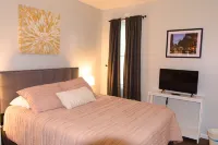 Cozy-Hoosier themed bungalow-Walk to best city parks and Downtown.