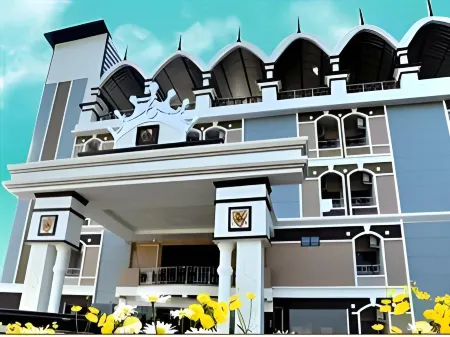 Queen Palace Hotel Отели рядом с достопримечательностью «King Taksin The Great Roundabout»