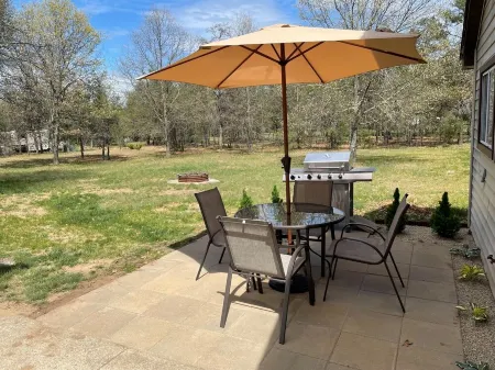 Remodeled Cottage close to ATV/Snowmobile Trails, and Ausable River