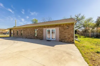 Peaceful Harvest Home in Hutto Hotels near Club Wildflower