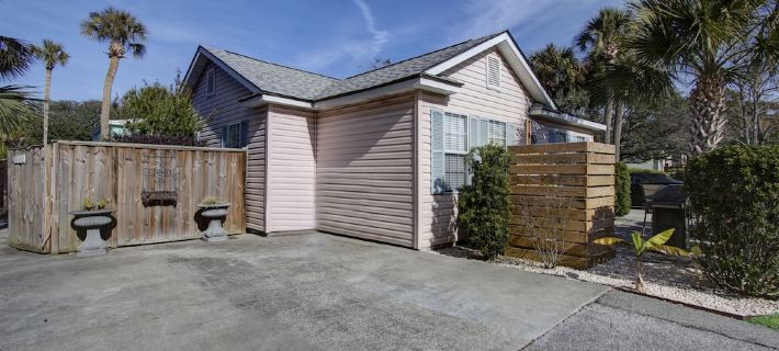 So cute and close to the beach Hotels in Folly Beach