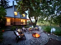 Riverfront on the Rogue! Ideal Southern Oregon location
