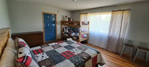 Coalwood Trail-Large Group Unit #1-on snowmobile trail 8 near Pictured Rocks Hotel a Chatham