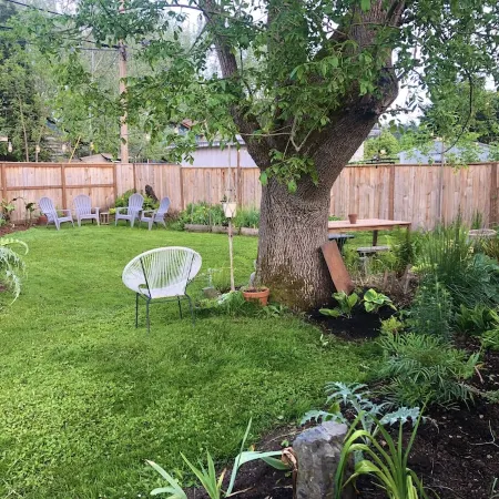 Friendly Alley Bungalow~Private Oasis Close to UO