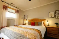 1920s Cottage- Walk to Downtown Waynesville and Hazelwood Village. Pet-Friendly!