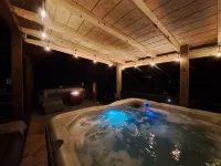 Private pond, fishing, on-site hiking, hot tub and only 15 minutes to Ash Cave!