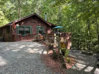 Cozy 2-bedroom, one bath cabin in amazing Blue Ridge with Wi Ac