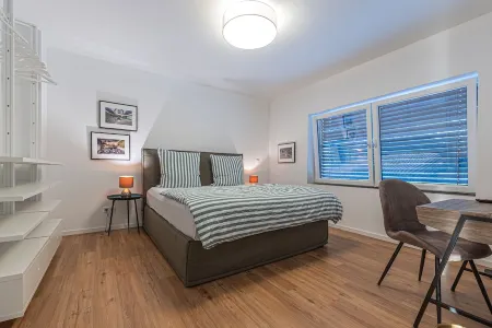 85qm Garten Suite mit 2 Schlafzimmern / Terrasse und Garten