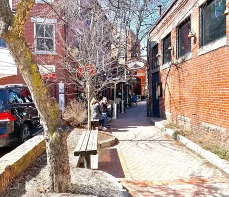 Downtown Escape ❤️ Deck, Fireplace, 95 WalkScore Отели рядом с достопримечательностью «St. John's Episcopal Church»