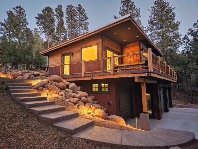 Spacious new guest house in the pines (sunshine and trails)