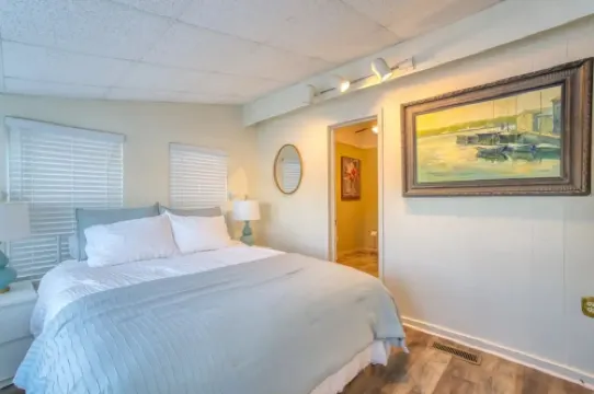 Cozy Waterfront Lake Cottage near RTJ Golf Course!