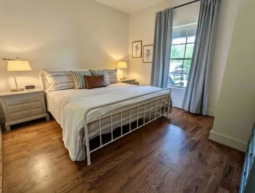 3BD 2BA Sleeps 9 Private Lot. Golfcart to Lake, Swimming Pool, Weight Room.
