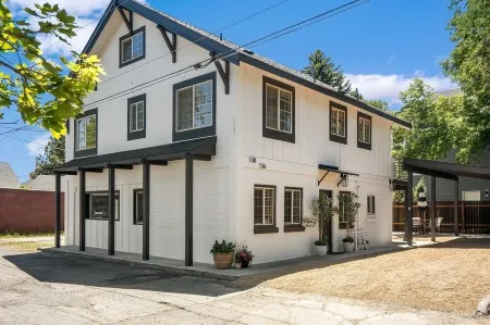 Greeley Cottage: Steps to Downtown Bend Отели рядом с достопримечательностью «Государственный университет Орегон в Каскейдс»