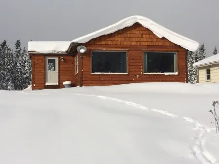 Nature Lover's Dream Home - Lake Views, Docks, Slopes & Trails! Отели в г. Куино Каунти