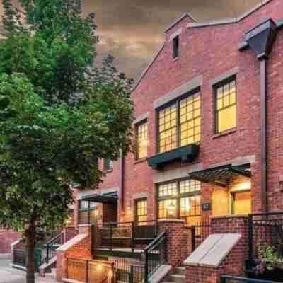 Brick Brownstone Living in the most desired neighborhood in Bend. Hotel Exterior