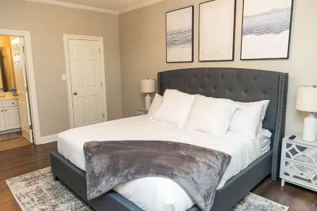 Close to LSU and Hospitals - King Beds & Pool