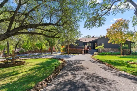 Upscale spacious lake view, hot tub, 5 acres, EV