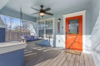The Historic Blue Bungalow / Hot Tub / 5 min to Magnolia Hotels in McLennan County