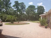 Beautiful 2Bed,2Bath,2Car Garage Stunning Cul-de-sac property on 2 acres Estate Hotels near Western Way Shopping Center