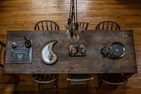 Peaceful woodsy retreat with stream and hiking on property / near Bethel Woods Отели в г. Кошектон