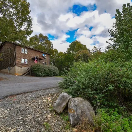 Cabin 115, Luxury 6 bedroom, 3 bath cabin minutes from Downtown Lexington!