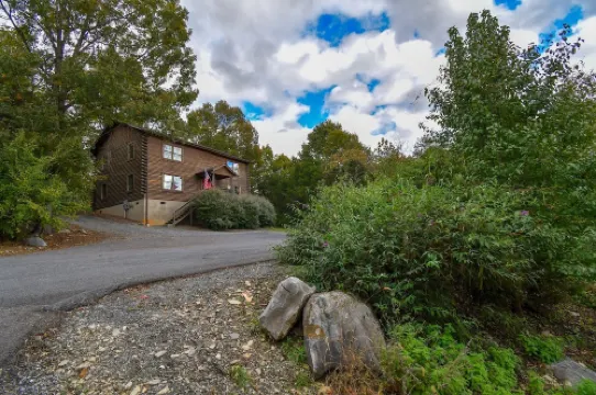 Cabin 115, Luxury 6 bedroom, 3 bath cabin minutes from Downtown Lexington!