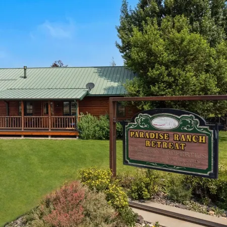 Moose Horn Lodge- A Clean Cabin for Families, Wedding Goers & Montana Adventures