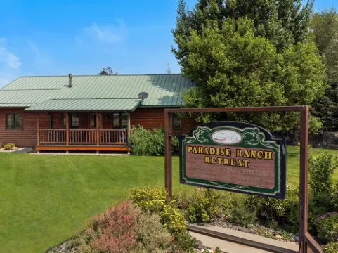 Moose Horn Lodge- A Clean Cabin for Families, Wedding Goers & Montana Adventures