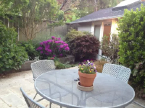 Location! Private Cottage, Quiet, Garden, Walk Downtown
