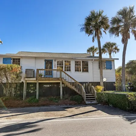 Oceanfront Home/Pet Friendly/Screened Porch/4 Bedrooms/1 Bath/Sleep 8