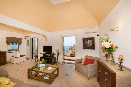 The Moon Positano, only 3 minutes walk to reach the main beach in Positano. Отели в г. Позитано