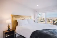 Desert Oasis with Star Gazing/Fire Pit/Games/Spa and Pool/BBQ Hotels near The Joshua Tree Art Gallery (JTAG)