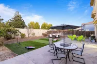 FUN 5BD SPACIOUS HOME—INDOOR MOVIE THEATRE, POOL TABLE, BBQ,, FIRE PIT, GAMES+ Hôtels à proximité de : Dougherty Station Library - Contra Costa County Library