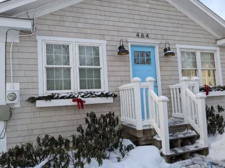 Cozy & bright getaway close to ski mountains and lake