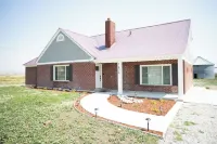 Dayton Diamond- Sleeps 10, Peaceful setting, Game room, Chef's kitchen!