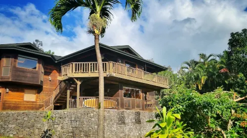 VERY PRIVATE, expansive ocean VIEWS, close to BEST BEACH