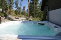 NEW Entire Cabin, 🏔 & 🌊 Views + Hot Tub Downtown