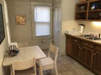 Charming!!!A Midtown cottage in the center of it all!