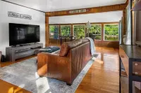 Waterfront cottage in protected cove. Private dock. Close to sand bar!