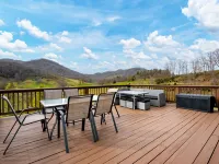 NEW Breathtaking Views, Arcade and Hot Tub in a Peaceful Mountain View Retreat