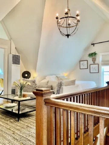 Chic Retreat, 2 Queen Beds, FREE PARKING, Walk to Train Hotels in Oak Park