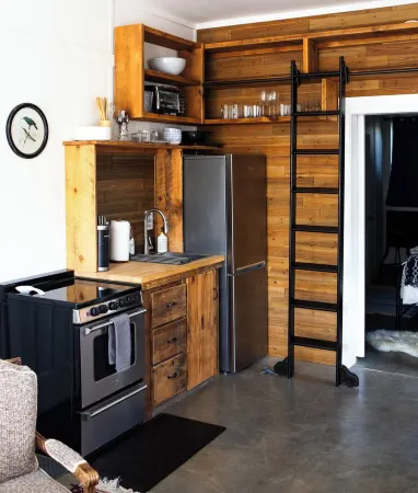 Cozy Suburban Suite w/ kitchenette, centrally located to several attractions!