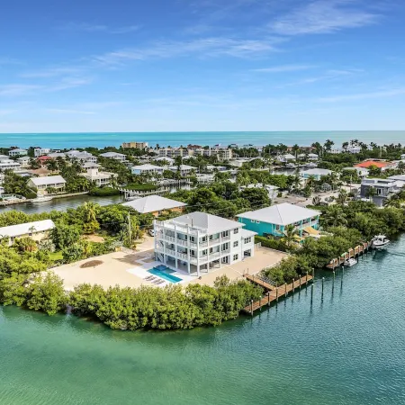 Island getaway with panoramic view, pool, spa, beach and rooftop access!