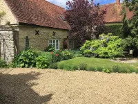 Oxford. C16th Cottage In Courtyard Setting. Garden.  Parking. Free Wifi. Hotels in 