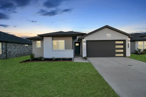 Exquisite 3 bedroom house located in a very quiet area of Katy .